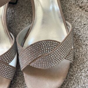 Elegant David Tate Champagne Nova Suede Sandals Size 8 Wide